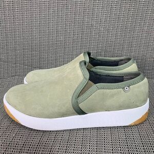 BOGS Women's Size 7 Kicker Slip on Leather Shoe Sneaker casual shoes